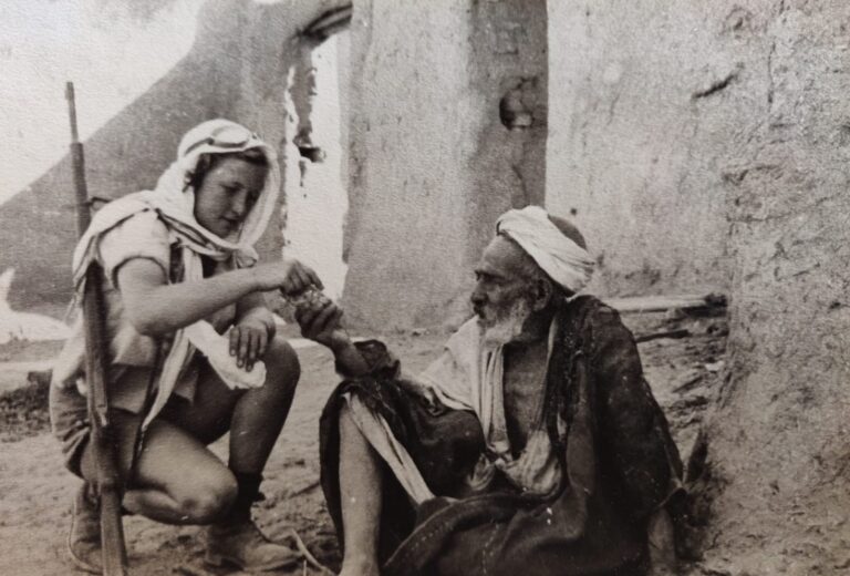 ארנה מר במהלך שירותה בפלמח, חולקת פת לחם עם פלסטיני