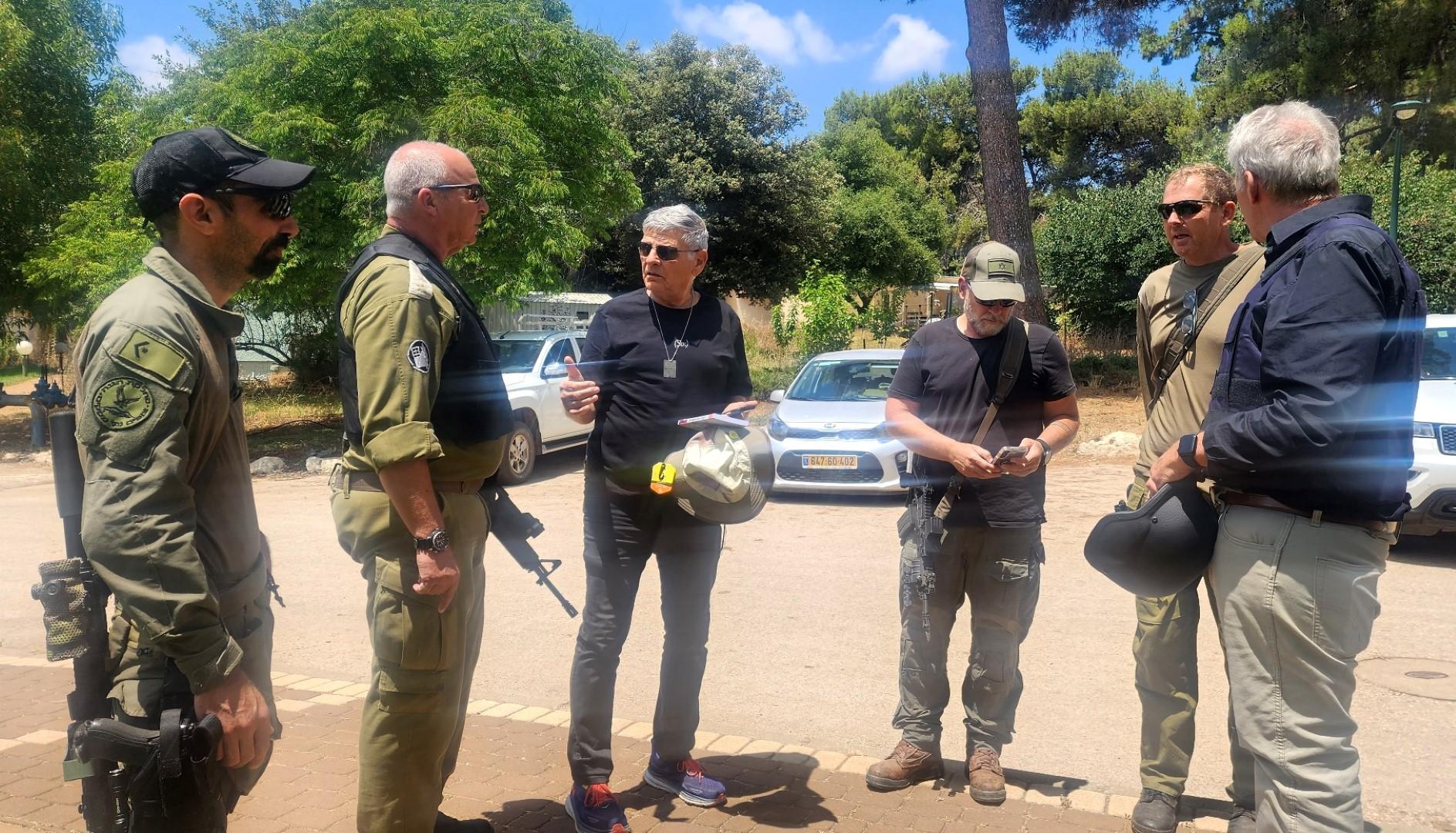 מייקל אורן בפגישה עם כיתת הכוננות של קיבוץ מלכיה שפונה